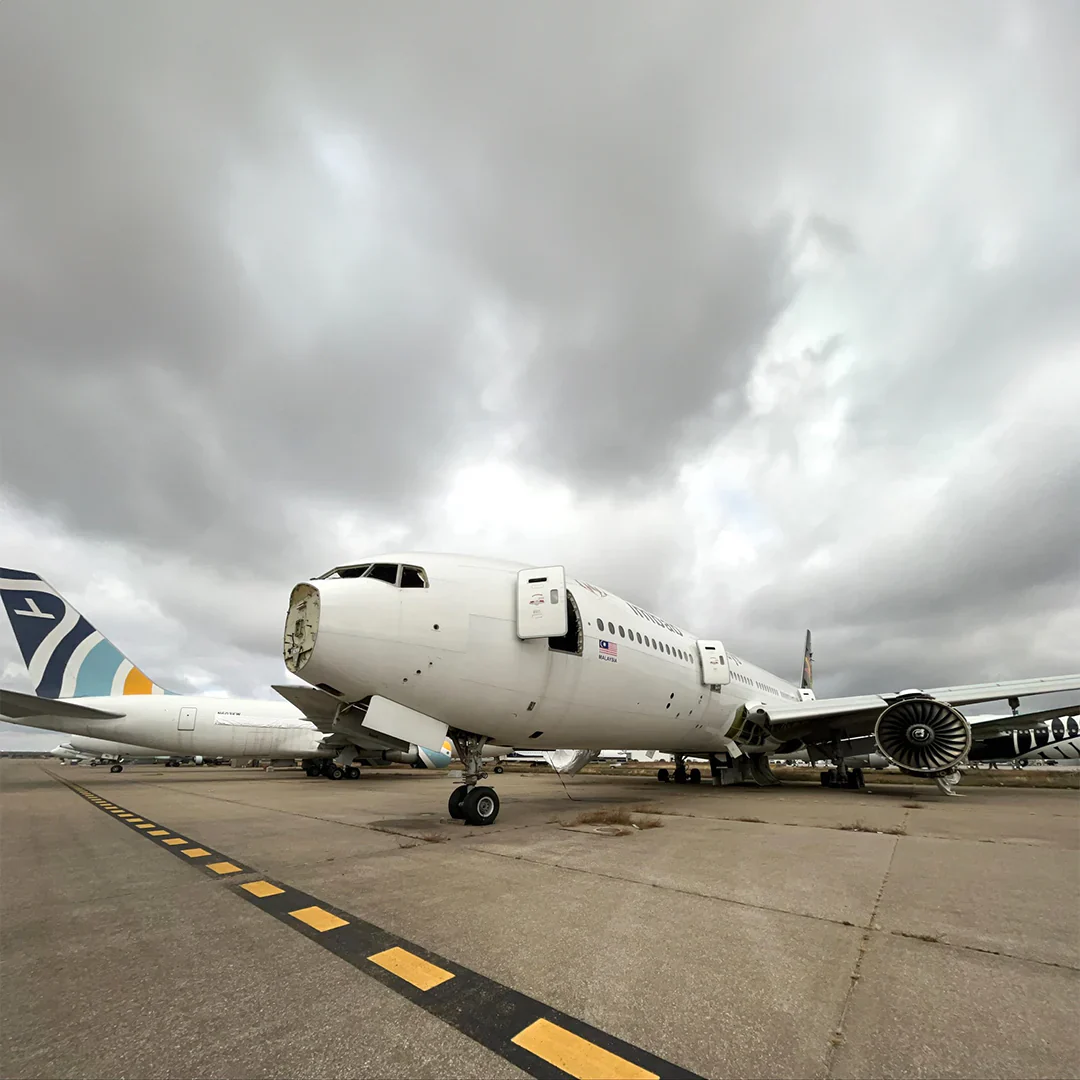 Boeing 777 - N661WT - Red - Image 5